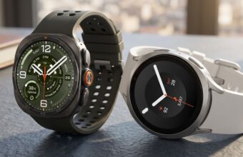 Deux montres connectées, l'une vert foncé, l'autre blanche.