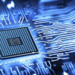 Pénurie de mémoire : Samsung prévoit une aggravation jusqu’en 2028 Microprocesseur sur circuit imprimé bleu lumineux