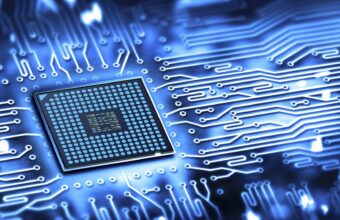 Microprocesseur sur circuit imprimé bleu lumineux