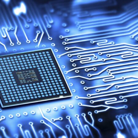 Microprocesseur sur circuit imprimé bleu lumineux