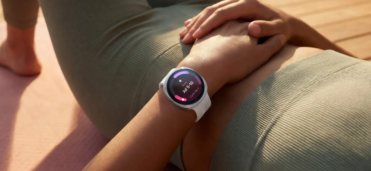 Femme relaxée, montre connectée au poignet, suivi de cycle menstruel.