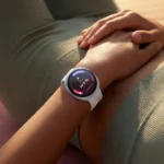 Support logiciel Galaxy Watch 9 : cinq mises à jour jusqu’en 2031 Femme relaxée, montre connectée au poignet, suivi de cycle menstruel.