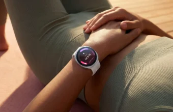 Femme relaxée, montre connectée au poignet, suivi de cycle menstruel.