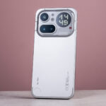 Retrait de Nothing : la marque quitterait au moins 12 marchés Vue arrière du Nothing Phone (2a) blanc avec interface Glyph.