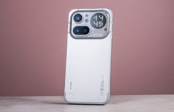 Vue arrière du Nothing Phone (2a) blanc avec interface Glyph.