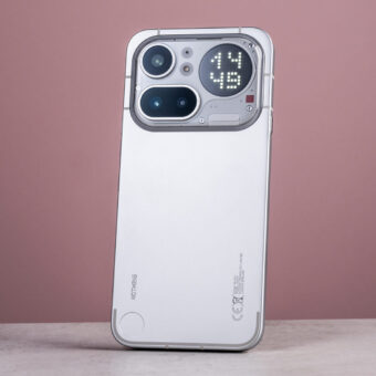 Vue arrière du Nothing Phone (2a) blanc avec interface Glyph.