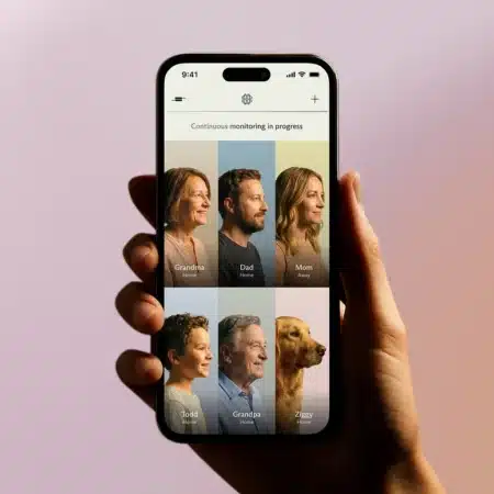 Luffu_Hand_and_Phone_Land
