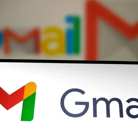 Logo et nom Gmail sur un écran de smartphone.