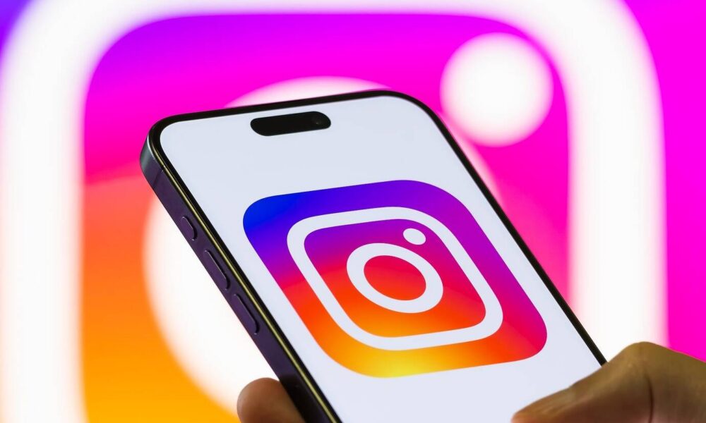Logo Instagram affiché sur un smartphone.
