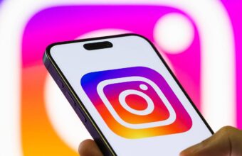 Logo Instagram affiché sur un smartphone.