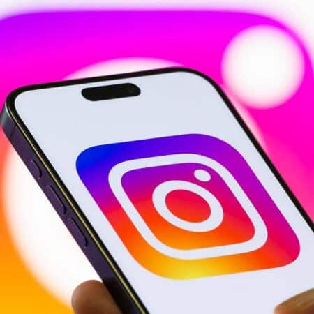 Logo Instagram affiché sur un smartphone.