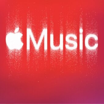 Logo Apple Music blanc avec effet de pulvérisation sur fond dégradé.