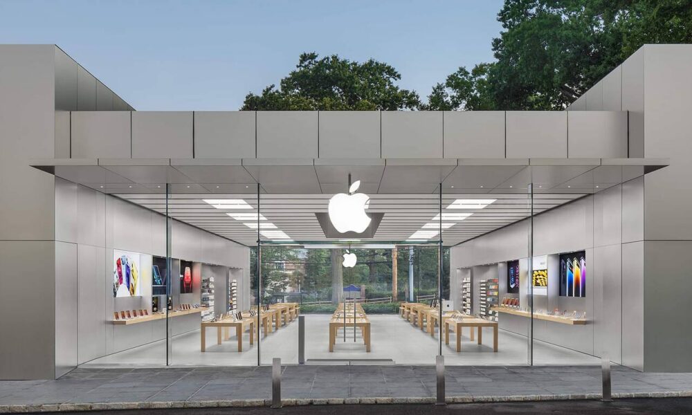 Façade en verre d'un Apple Store moderne, logo lumineux.