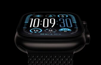 Montre intelligente noire avec cadran numérique bleu pour sports nautiques.