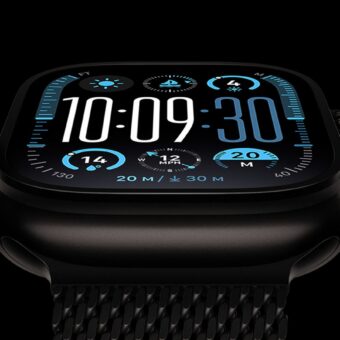Montre intelligente noire avec cadran numérique bleu pour sports nautiques.