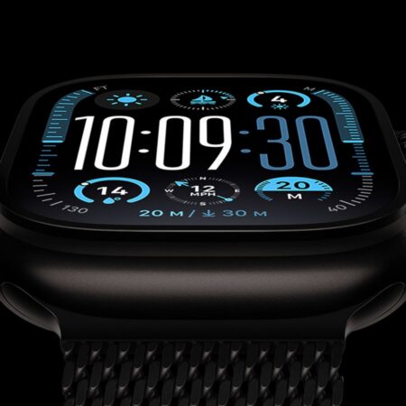 Montre intelligente noire avec cadran numérique bleu pour sports nautiques.