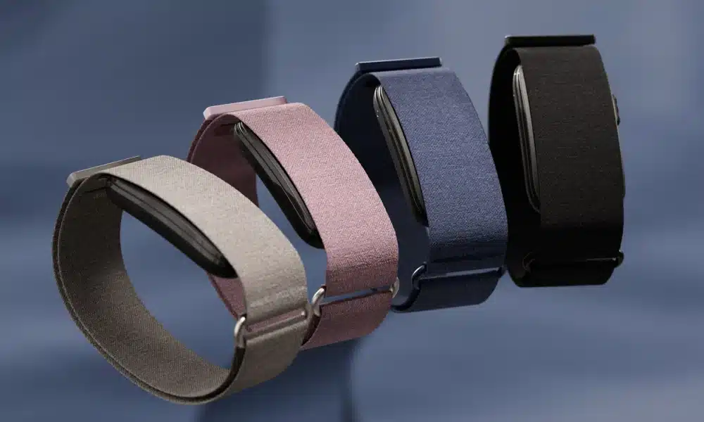 Quatre bracelets connectés Garmin colorés en tissu.