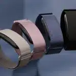 Quatre bracelets connectés Garmin colorés en tissu.