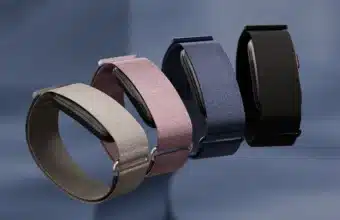 Quatre bracelets connectés Garmin colorés en tissu.