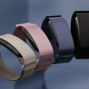 Quatre bracelets connectés Garmin colorés en tissu.