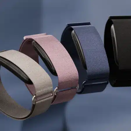 Quatre bracelets connectés Garmin colorés en tissu.