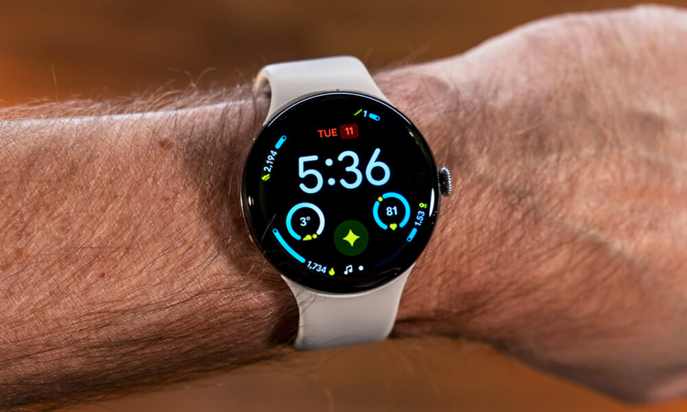 Montre connectée Google Pixel Watch au poignet affichant l'heure.