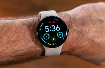 Montre connectée Google Pixel Watch au poignet affichant l'heure.