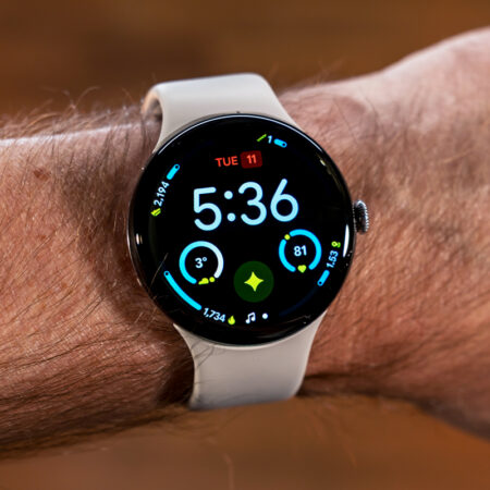 Montre connectée Google Pixel Watch au poignet affichant l'heure.