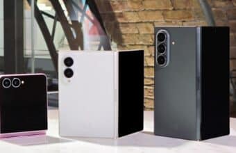 Trois smartphones pliables Samsung de différentes couleurs sur une table.