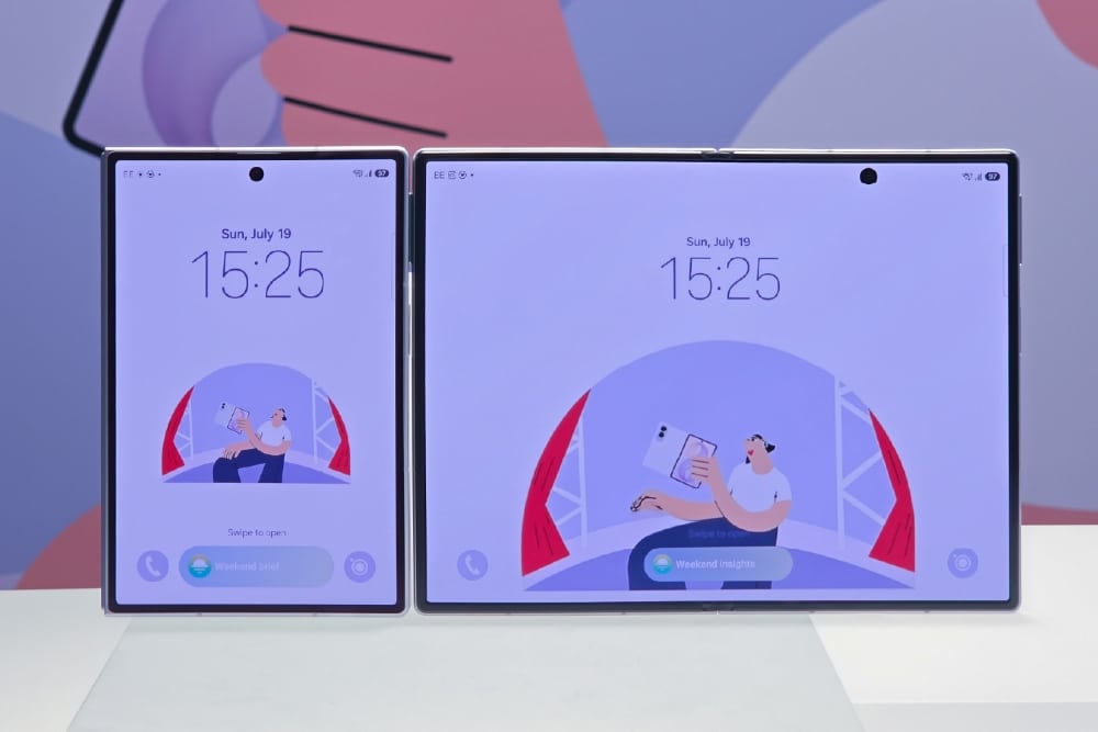 Deux smartphones pliables affichant leurs écrans : un plié, un déplié.