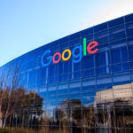 L’Europe inflige une amende de 890 millions d’euros à Google Logo Google coloré sur un bâtiment moderne en verre.