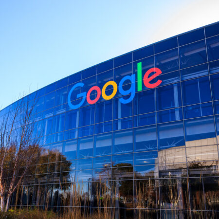 Logo Google coloré sur un bâtiment moderne en verre.