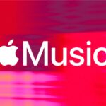 Logo Apple Music blanc sur fond abstrait rouge et rose.