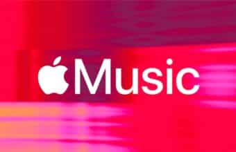 Logo Apple Music blanc sur fond abstrait rouge et rose.