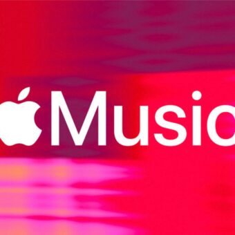 Logo Apple Music blanc sur fond abstrait rouge et rose.