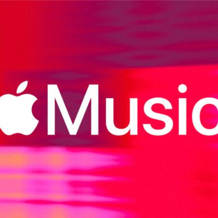 Logo Apple Music blanc sur fond abstrait rouge et rose.