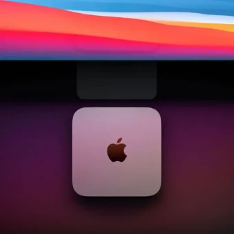 Apple Mac mini sous un écran coloré