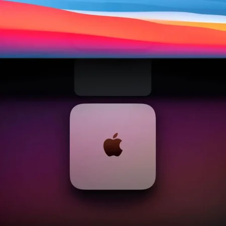 Apple Mac mini sous un écran coloré