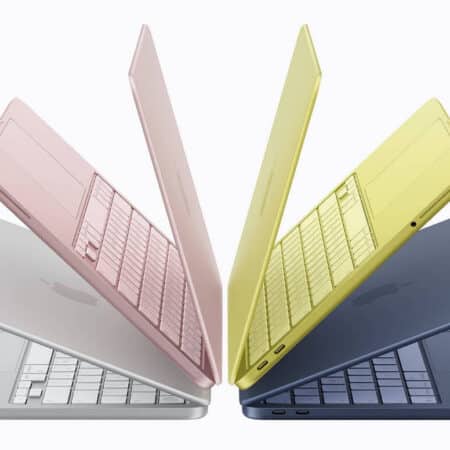 MacBooks colorés alignés en éventail sur fond blanc.