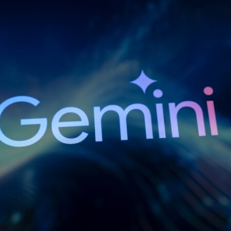 Logo Gemini avec dégradé de couleurs sur fond abstrait sombre.