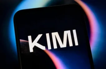 Logo KIMI affiché sur l'écran d'un smartphone.