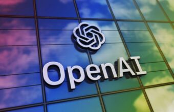 Logo et texte OpenAI sur façade de bâtiment moderne
