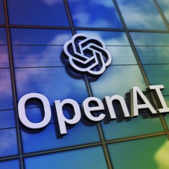 Logo et texte OpenAI sur façade de bâtiment moderne