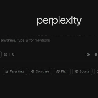 Interface Perplexity AI avec barre de recherche et catégories thématiques.