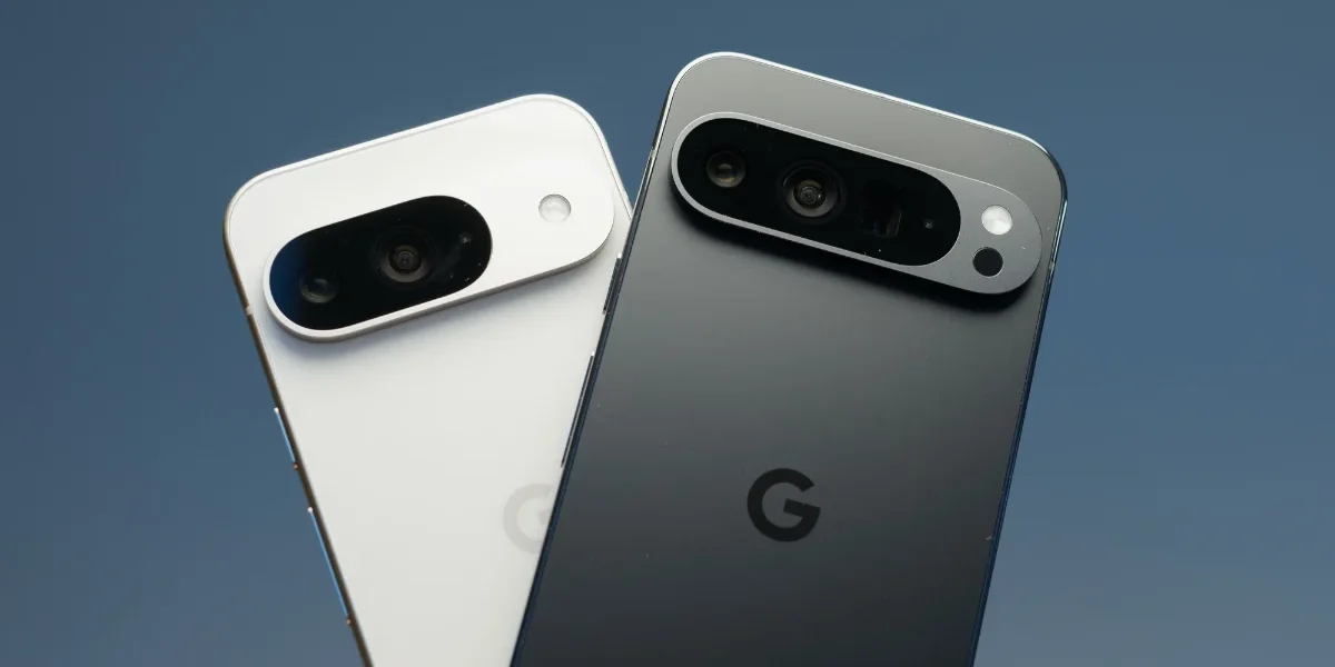 Deux téléphones Google Pixel, blanc et noir, avec barres photo.
