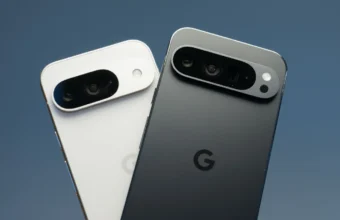 Deux téléphones Google Pixel, blanc et noir, avec barres photo.