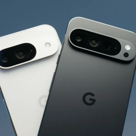 Deux téléphones Google Pixel, blanc et noir, avec barres photo.