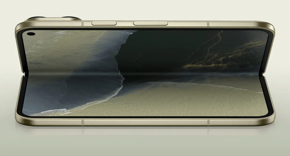 Smartphone pliable doré semi-ouvert avec écran paysage.