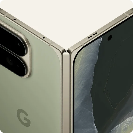 Google Pixel Fold vert, partiellement déplié, écran et caméra visibles.