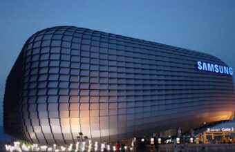 Bâtiment moderne Samsung avec façade texturée et logo lumineux.